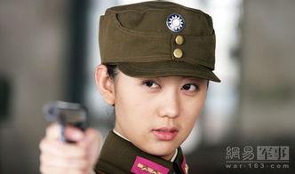 国产军装女模视频,国产女模演绎现代军人英姿